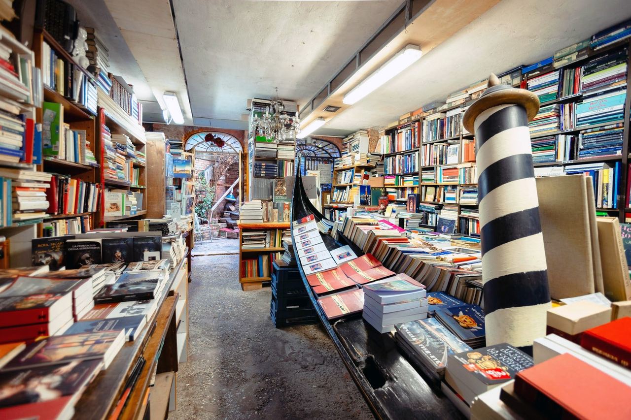 Books piled in a gondola inside Libreria Acqua Alta